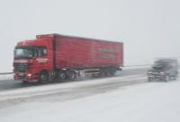Гололедица и снегопады: в Киеве продлили запрет въезда грузовиков