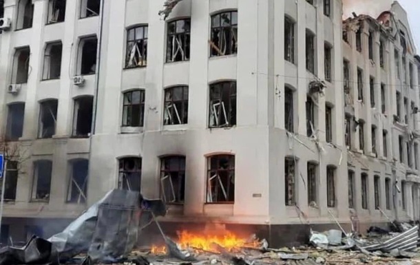 В центр Харькова попали ракеты, разрушено здание