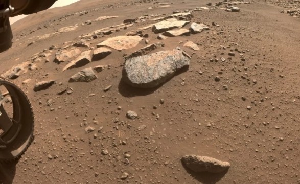 Марсоход Perseverance обнаружил на Красной планете вулканические камни в кратере, который когда-то был озером