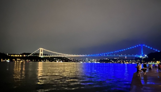Самые известные символы Турции подсветили сине-желтыми цветами
