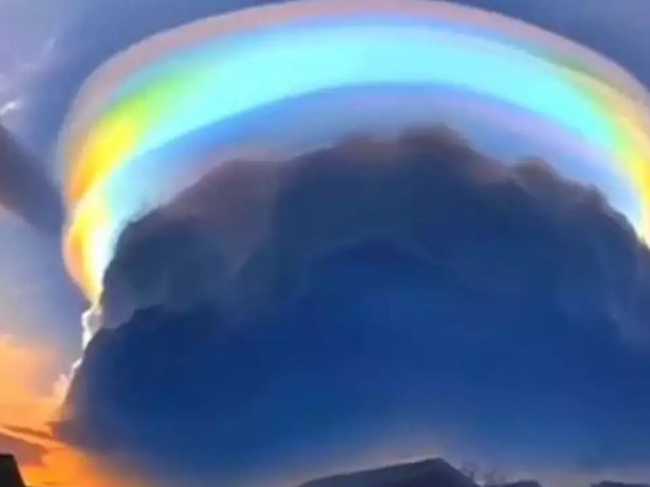 В Китае в небе наблюдали необычное "перламутровое облако"