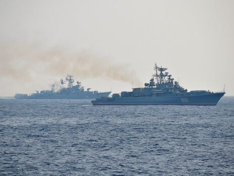 В Черном море продолжают маневрировать около десятка боевых кораблей вражеского флота