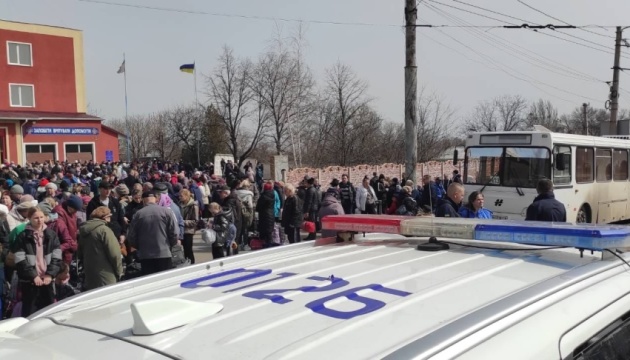 Захватчики обстреляли эвакуационный автобус, который вез людей из Лисичанска