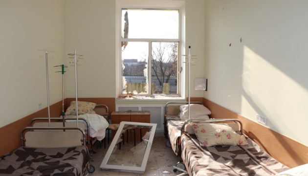 В Украине от вражеских атак уничтожены более 900 образовательных объектов и около 300 больниц