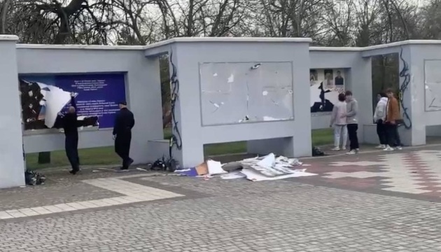 В оккупированном Херсоне военные рф уничтожили мемориал «Слава Україні»