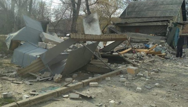 В Рубежном россияне обстреляли жилой квартал - сгорели почти все дома