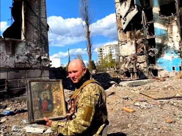 Чудом уцелела: в полностью разрушенном доме в Бородянке под завалами нашли икону