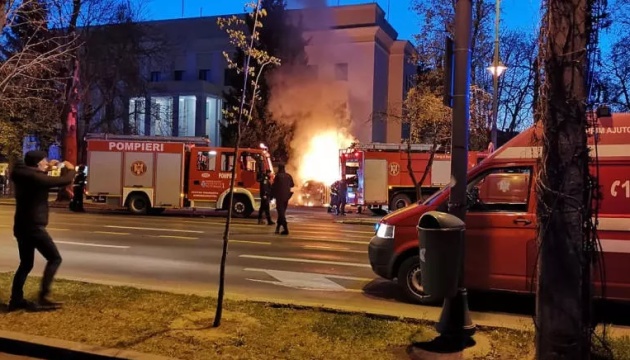 В Бухаресте авто таранило посольство рф, водитель погиб в результате самоподжога