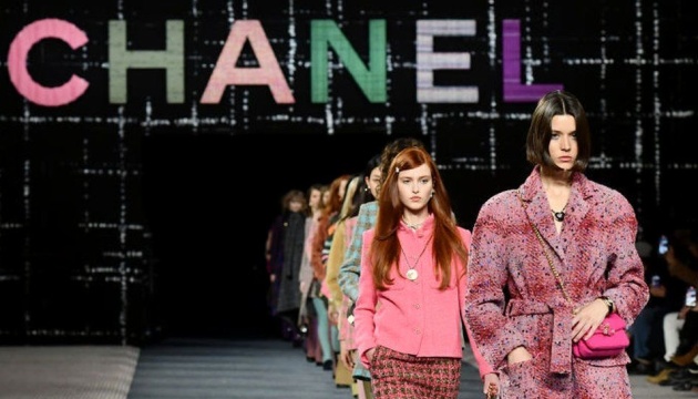 Chanel запрещает продажу предметов роскоши для использования в россии