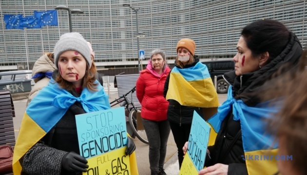 В Брюсселе украинские активисты потребовали усилить санкции ЕС против рф и отказаться от импорта российских энергоносителей