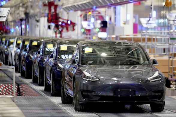 Tesla прекращает производство на заводе в Шанхае