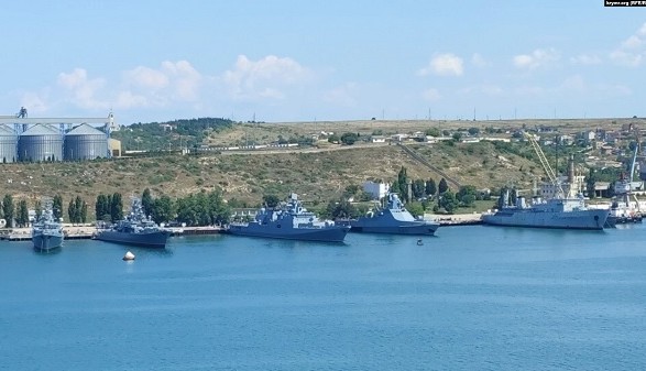 В бухтах Севастополя находятся четыре из тринадцати российских кораблей-носителей "Калибров" - СМИ