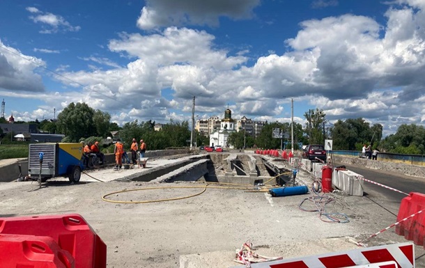 В Макарове завершают восстановление моста