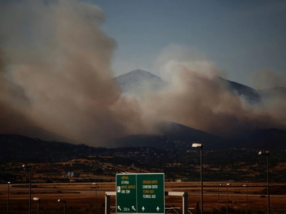 Возле греческой столицы Афины бушует пожар, эвакуировали два района города