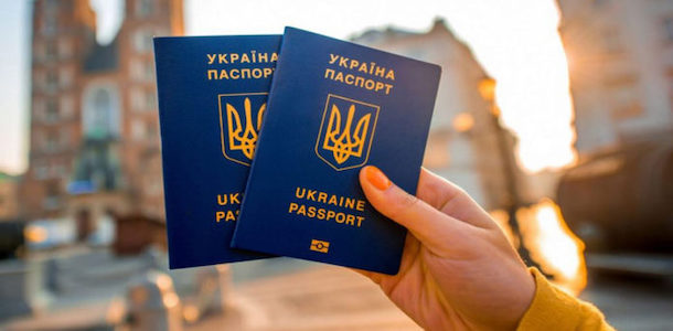 Українці зможуть оформити паспорти за кордоном: коли запрацює послуга
