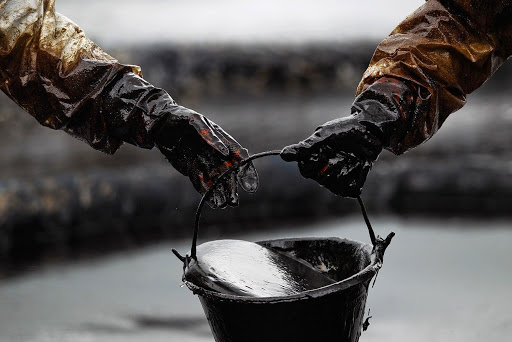 Нефть дешевеет на фоне настаиваний Байдена на снижении стоимости топлива в США