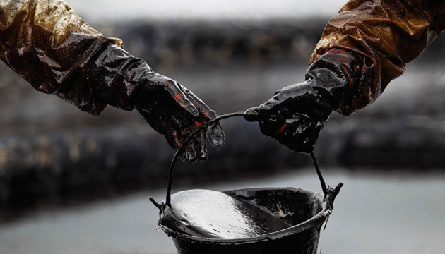 Байден будет просить страны Персидского залива увеличить добычу нефти