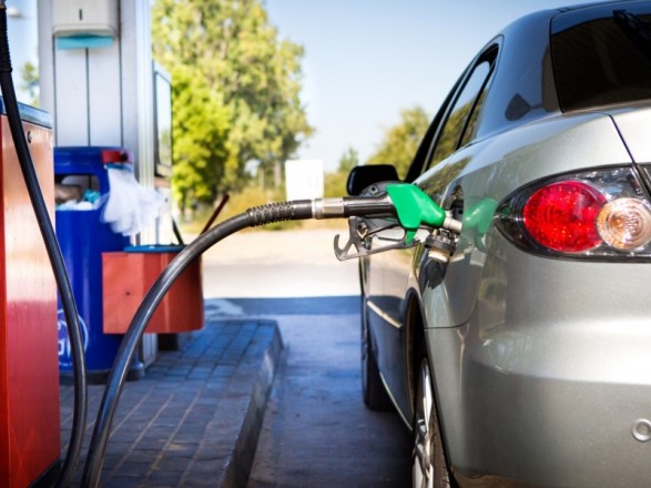 Експерти розповіли, до якої позначки може знизитись вартість бензину