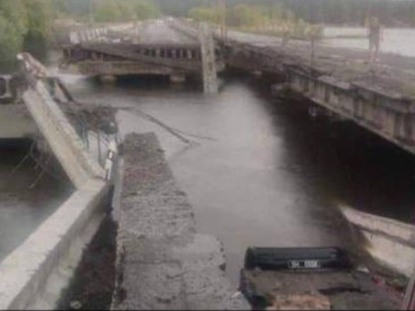 В Киевской области взорвался мост через реку Ирпень: один человек погиб, еще два - ранены