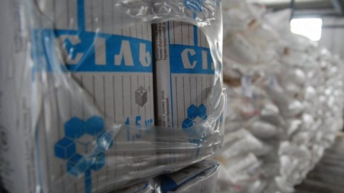 Українські супермаркети відновили продаж солі виробництва “Артемсіль“: за скільки розпродають запаси