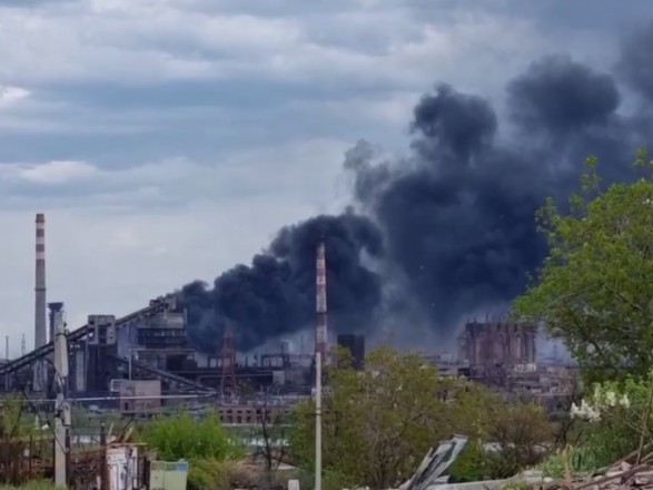 Над "Азовсталью" столб черного дыма: показали новое видео