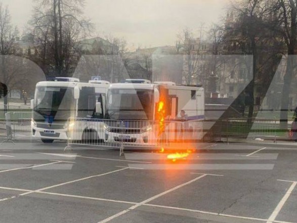 В центре Москвы в автомобиль ОМОНа прилетел "коктейль Молотова"