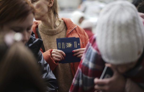 Украинцам в Латвии продлили бесплатные услуги еще на три месяца: что нужно знать беженцам