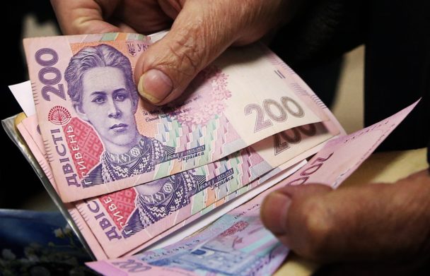Украинцам платят старые пенсии вместо повышенных: обещают летом все возместить