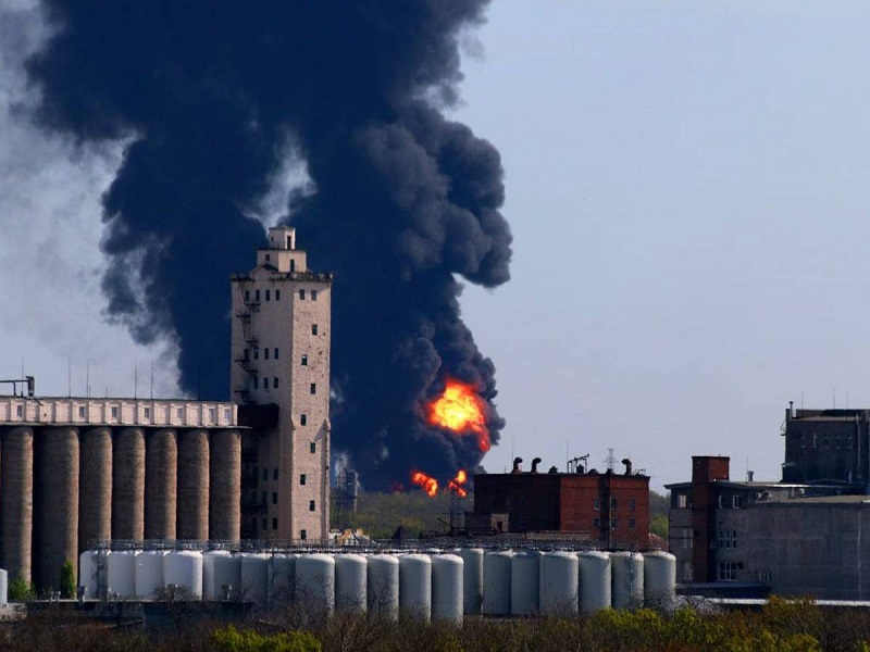 В Макеевке взрыв на нефтебазе: город в дыму