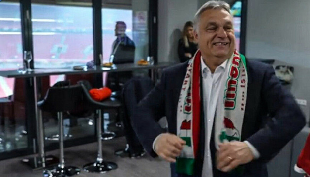 Румыния выразила протест из-за появления Орбана в шарфе с картой «Великой Венгрии»