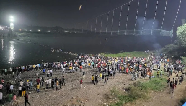 Число погибших на мосту в Индии возросло до 132
