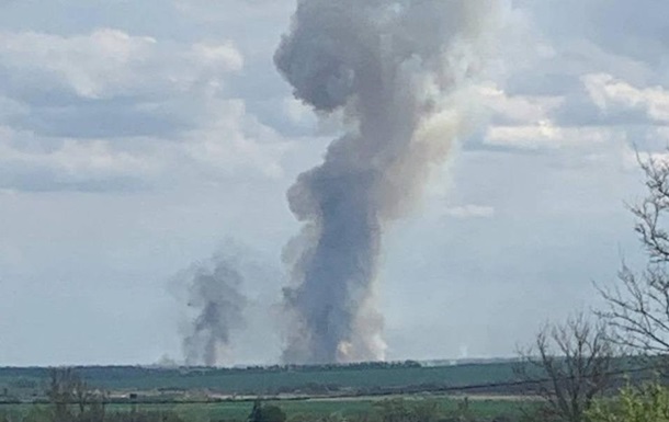 В Белгороде после "хлопков" у аэропорта начался пожар - соцсети