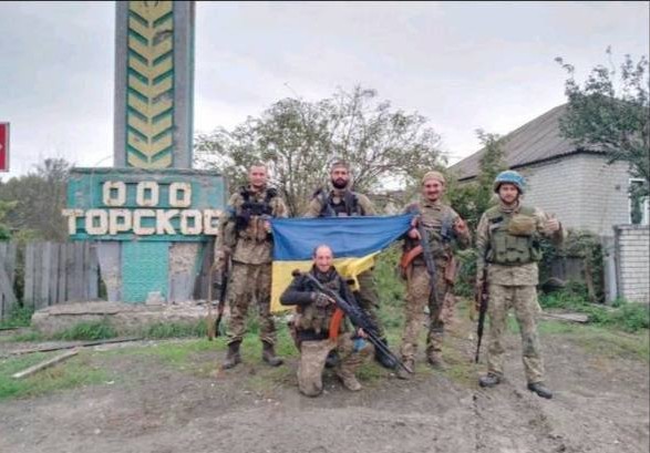"Торское наше": в сети появилось фото военных с флагом Украины