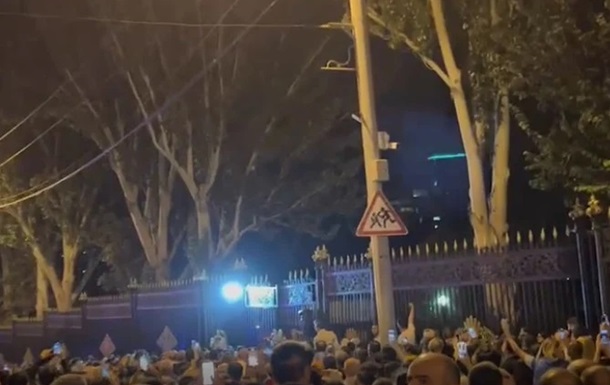 В Ереване протестующие штурмуют ворота парламента - СМИ