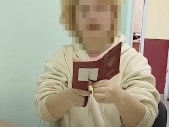 Молодая крымчанка разорвала российский паспорт на границе