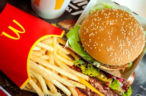 McDonald's відновлює роботу в Україні: у ресторани Києва та Львова почали завозити їжу