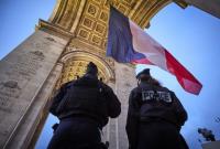 В Париже полиция разгоняет митингующих против COVID-ограничений