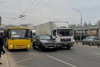 У Києві зіткнулися вантажівка та Mercedes