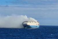 Заброшенный в огне грузовой корабль, наполненный автомобилями, дрейфует в Атлантическом океане