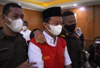 Суд Индонезии приговорил пожизненно учителя исламской школы за изнасилование учеников