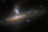 Hubble зафиксировал пару интерактивных галактик в созвездии Андромеда