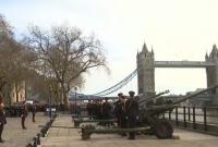 В Лондоне и Эдинбурге устроили орудийные салюты в честь Елизаветы II