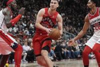 Украинский баскетболист получил игровое время в победной игре "Торонто" в НБА