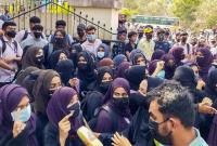 Индийский штат Карнатака закрыл школы из-за протестов против запрета ношения хиджабов