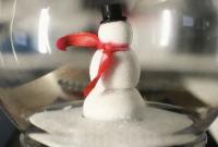 Создан на 3D-принтере: в Канаде инженер собрал рождественский шар, который генерирует настоящий снег