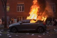 Во время празднования Нового года во Франции подожгли почти 900 автомобилей