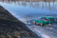 Машина съехала в замерзший магистральный канал: в Херсонской области полицейские спасли 82-летнего мужчину