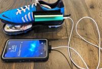 В США подросток создал обувь, которая может заряжать смартфон во время ходьбы