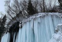 Редкое явление: замерзший водопад в Румынии вызвал ажиотаж у туристов
