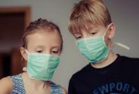 Великобритания обяжет школьников носить маски на уроках